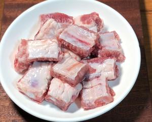 莲藕排骨汤的做法 步骤2