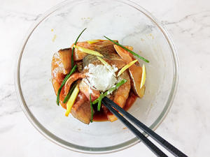 春日食鲜！快手家常菜｜砂锅焗鲈鱼的做法 步骤3