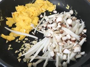 便当?——小青菜鸡蛋蟹味菇+青辣椒炒牛肉+藜麦饭/健康低卡家常菜的做法 步骤10