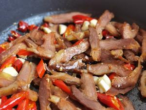 腊味｜蒜苗炒腊猪肉的做法 步骤4