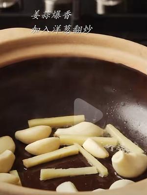 午餐家宴牛肉煲.蒜蓉空心菜.鸡蛋羹 酸汤肥牛的做法 步骤3