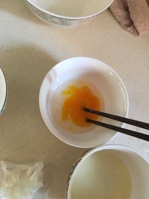 辅食之超嫩滑的蒸鸡蛋黄羹的做法 步骤3