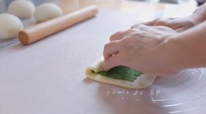 抹茶奶酥花环面包的做法 步骤9