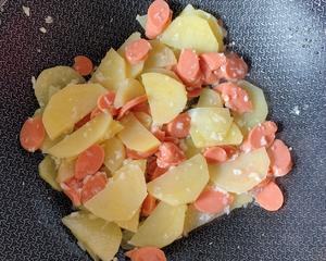 土豆片炒火腿肠的做法 步骤4