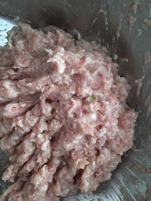 分享一个好吃的饺子馅（类似于湾仔码头的玉米鲜肉饺子馅）的做法 步骤2
