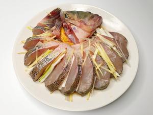 年夜饭系列之孔雀开屏清蒸鲈鱼的做法 步骤5
