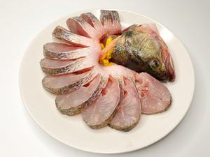 年夜饭系列之孔雀开屏清蒸鲈鱼的做法 步骤4