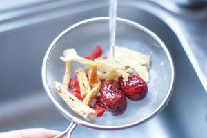 药膳炖鸡汤，年夜饭必备汤品【松下压力锅】的做法 步骤4