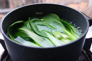 年夜饭必备的香菇青菜的做法 步骤2