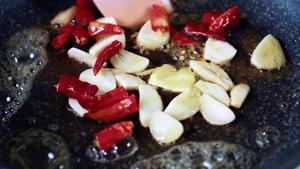 深夜食堂里的「酒蒸蛤蜊」，完美去腥的做法 步骤3