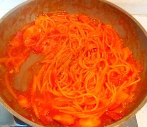 《深夜食堂》里这道让很多观众流口水的~那不勒斯意面的做法 步骤17