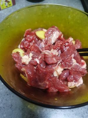 超简版！夜宵、下酒良配！最好吃的香辣牙签牛肉的做法 步骤1