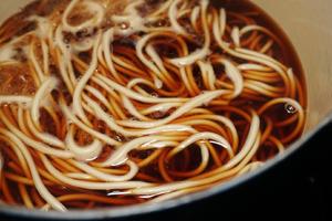 家常快手炒面 宵夜路边摊美味的秘诀放送的做法 步骤6