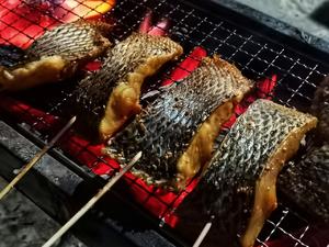 宵夜搓一搓烤鱼的做法 步骤6