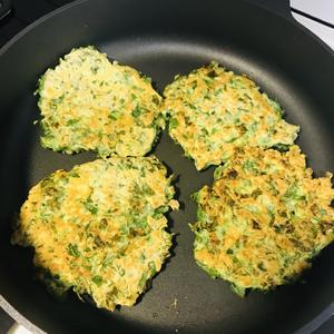 芹菜叶鸡蛋饼～低脂减肥蔬菜饼的做法 步骤8