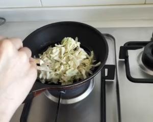 包菜丝鸡蛋厚煎饼-减脂减肥餐也能喷香美味的做法 步骤7