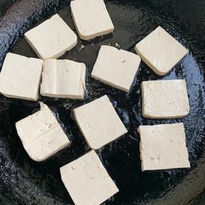 美味减脂餐：香煎孜然豆腐的做法 步骤3