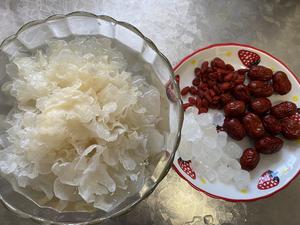 无敌好喝❗️快速熬出胶的银耳羹?美容又养颜的做法 步骤1