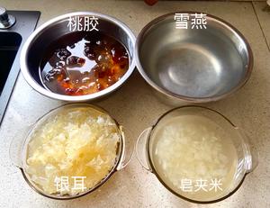 桃胶银耳雪燕皂夹米养颜羹的做法 步骤1