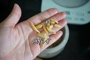 清喉利咽、润肺止咳 虎乳菌橄榄雪梨瘦肉汤的做法 步骤4