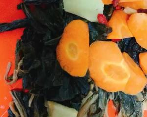 润肺菜干骨头汤的做法 步骤2