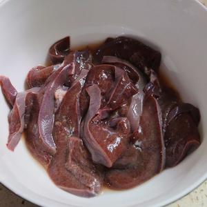 养生猪肝菠菜汤，补铁补血明目的做法 步骤2