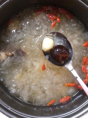 清热去火的银耳莲子红枣羹的做法 步骤5