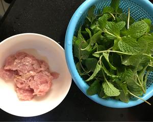 清热解毒汤祛火汤醒脑汤薄荷瘦肉汤的做法 步骤1