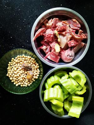 广东的天气实在是离不开清热解火的汤水——苦瓜黄豆鸽子汤的做法 步骤1
