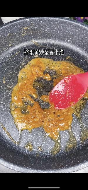 ?玉米新吃法，大朋友和小朋友都爱吃的金沙玉米粒，你一定要学会❗️的做法 步骤12