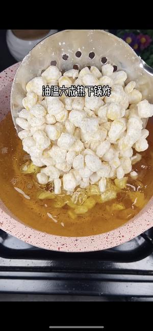 ?玉米新吃法，大朋友和小朋友都爱吃的金沙玉米粒，你一定要学会❗️的做法 步骤7