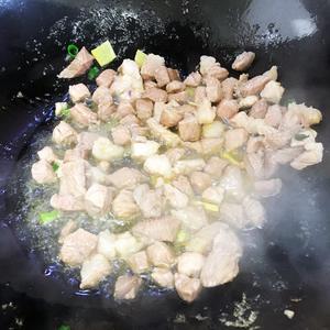 豌豆炒肉-营养丰富-超下饭不辣（适合挑食偏食的儿童）的做法 步骤3