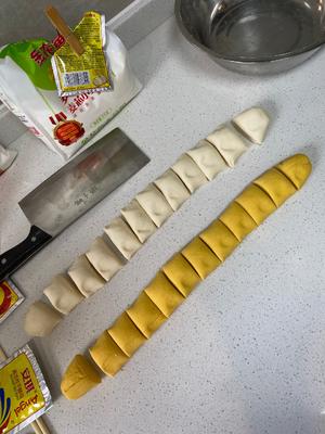 自制儿童早餐?｜双色南瓜?玫瑰花卷的做法 步骤7