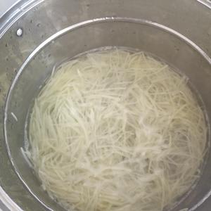 老年人系列菜谱，凉拌土豆丝的做法 步骤3