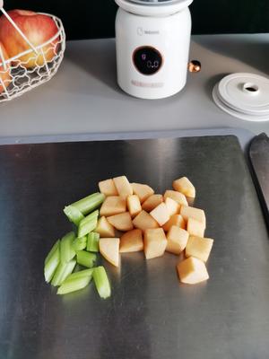 美味的降压减脂美容早餐，老人小孩都可以吃（苹果/芹菜）的做法 步骤1