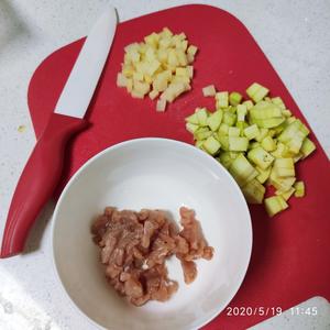 宝宝辅食:茄子焖饭的做法 步骤2