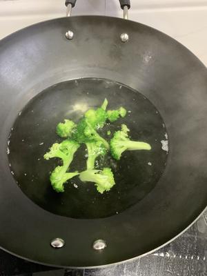 宝宝辅食：西兰花蒸糕的做法 步骤2