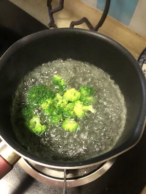 宝宝辅食-奶香西蓝花蒸糕的做法 步骤2