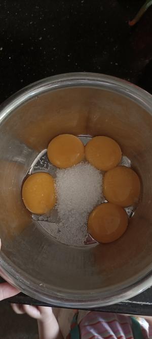 简单的电饭锅蛋糕(奶瓶量的量)的做法 步骤2