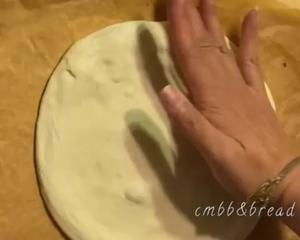 意式薄底披萨 （最简单饼底整形视频）的做法 步骤6
