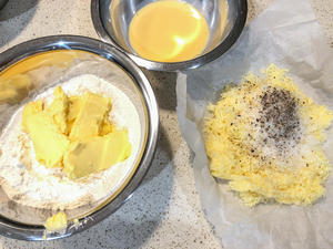 咸口小零食 酥脆芝士条的做法 步骤2
