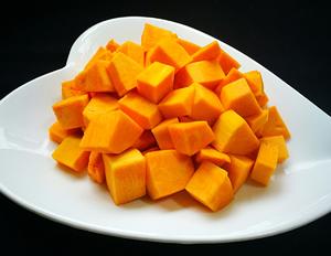 鲜嫩多汁南瓜焖鸡翅（塔吉锅版）的做法 步骤3