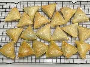 Spanakopita 希腊菠菜皮塔(三角)的做法 步骤9