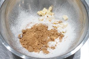 开心果覆盆子慕斯蛋糕的做法 步骤1
