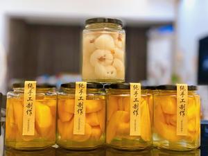 【宝宝甜品】夏季最爱糖水冷饮冰糖蒸奉化黄桃玻璃罐头真空储存无添加可存放一年葡萄荔枝罐头的做法 步骤13