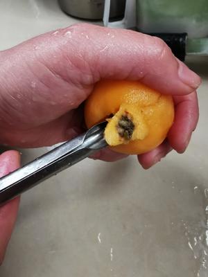 手把手教你自制枇杷菠萝银耳罐头的做法 步骤6