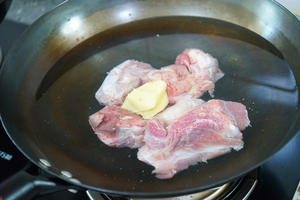 五花肉豆角蒸面条&筒骨萝卜汤【1月北鼎蒸炖锅食谱】的做法 步骤1