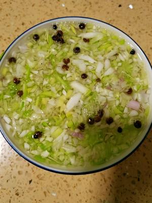 鲜嫩多汁的艾草猪肉包的做法 步骤3