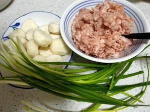 吃起来脆爽，香脆可口，好吃不腻，马蹄/荸荠猪肉馅水饺的做法 步骤1