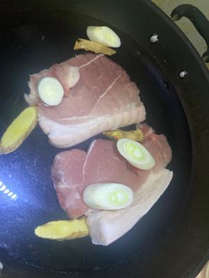 酸菜猪肉炖粉条的做法 步骤1